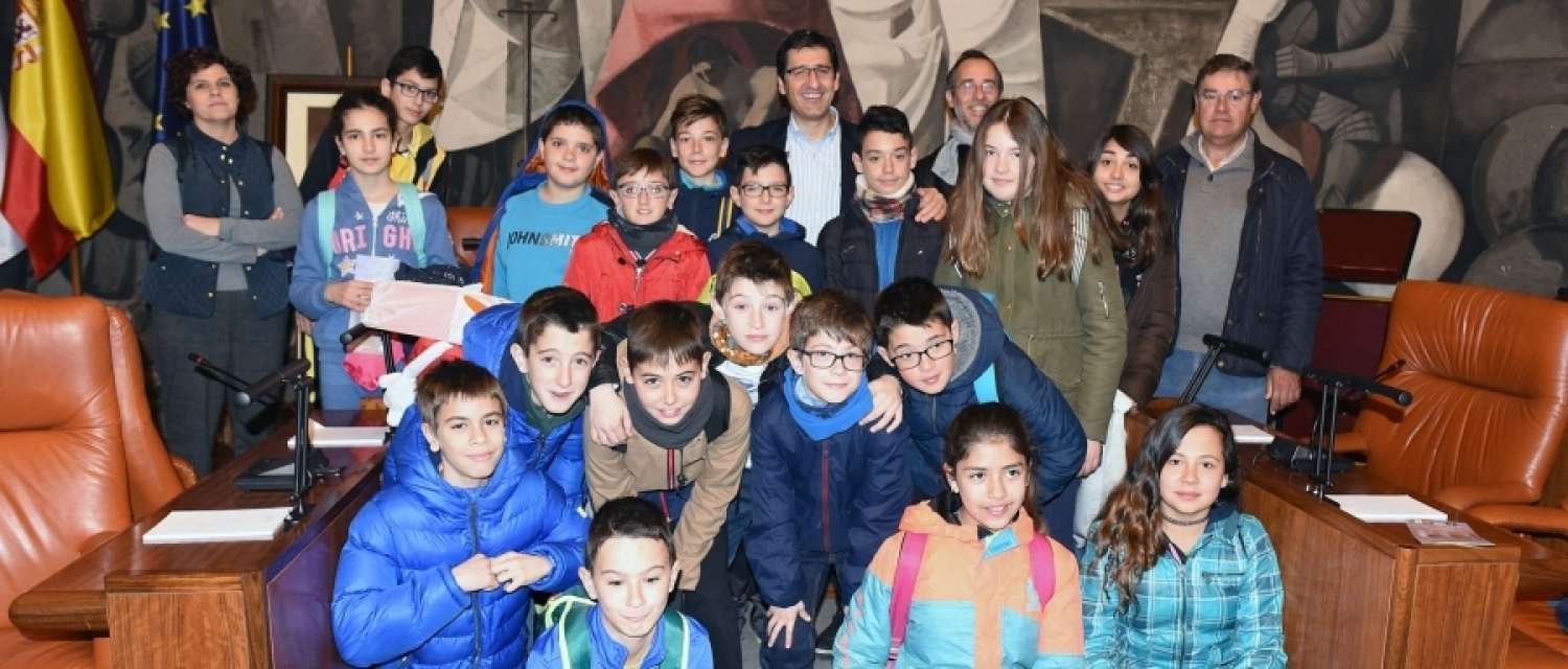El presidente de la Diputación, con los alumnos del colegio, en el salón de plenos. Foto: www.dipucr.es