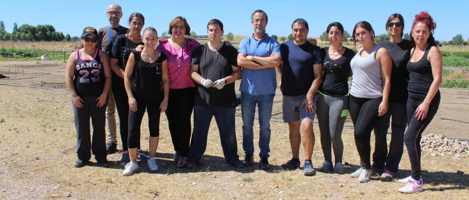 La delegada de la Junta y el alcalde, en su visita al taller de empleo.