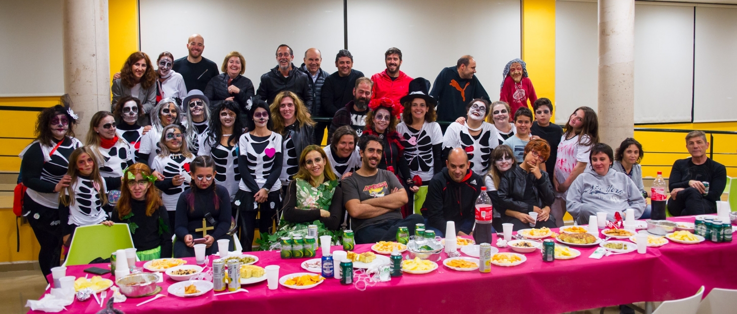 Imagen de algunos de los participantes en las celebraciones de Halloween en la localidad.