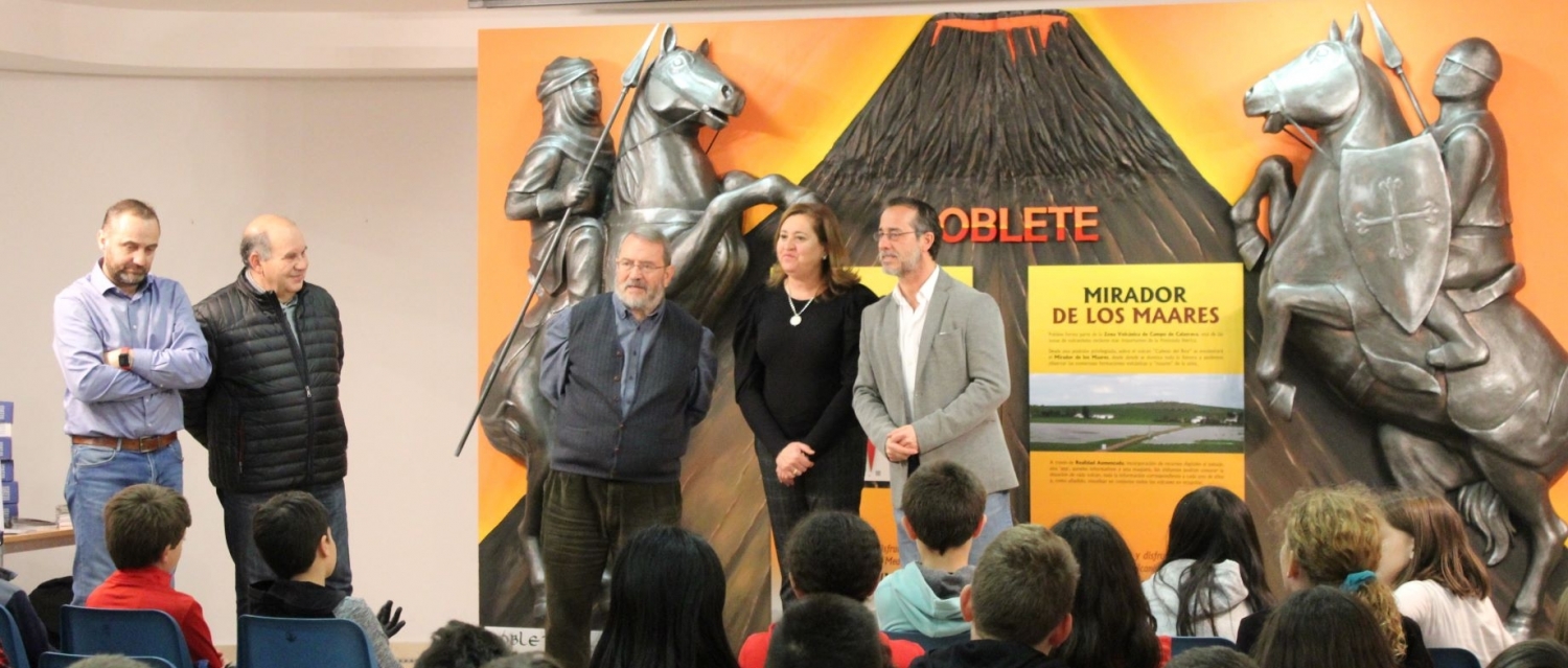 En el centro, el arqueólogo Antonio de Juan, la consejera, Rosa Ana Rodríguez, y el alcalde, Luis Alberto Lara.