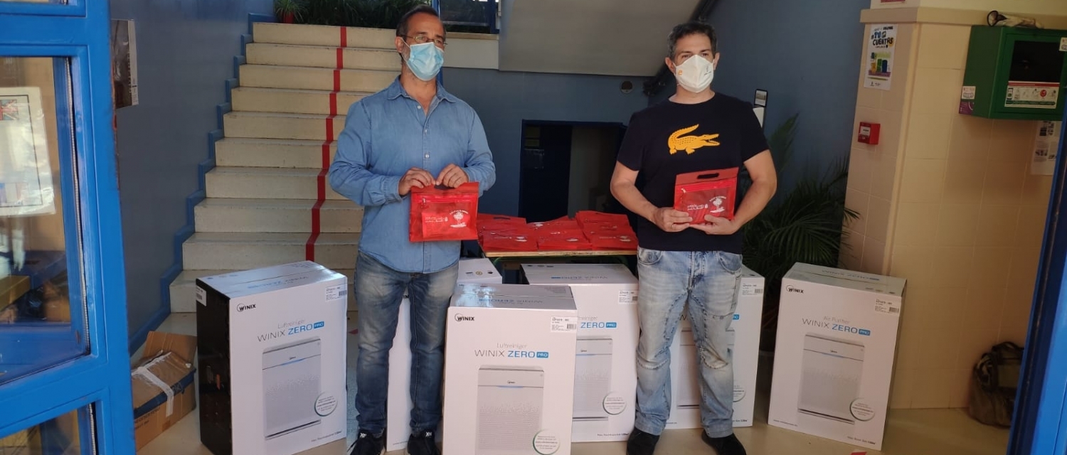 El alcalde, Luis Alberto Lara, hace entrega de los purificadores y los kits anti-Covid al director del colegio, Raúl Vicario.